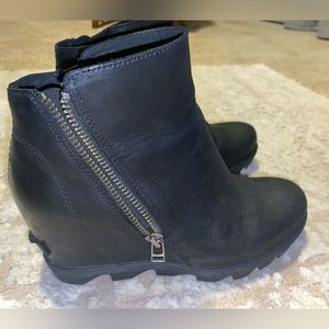 Sorel Joan of Arctic black leather wedge boot!!